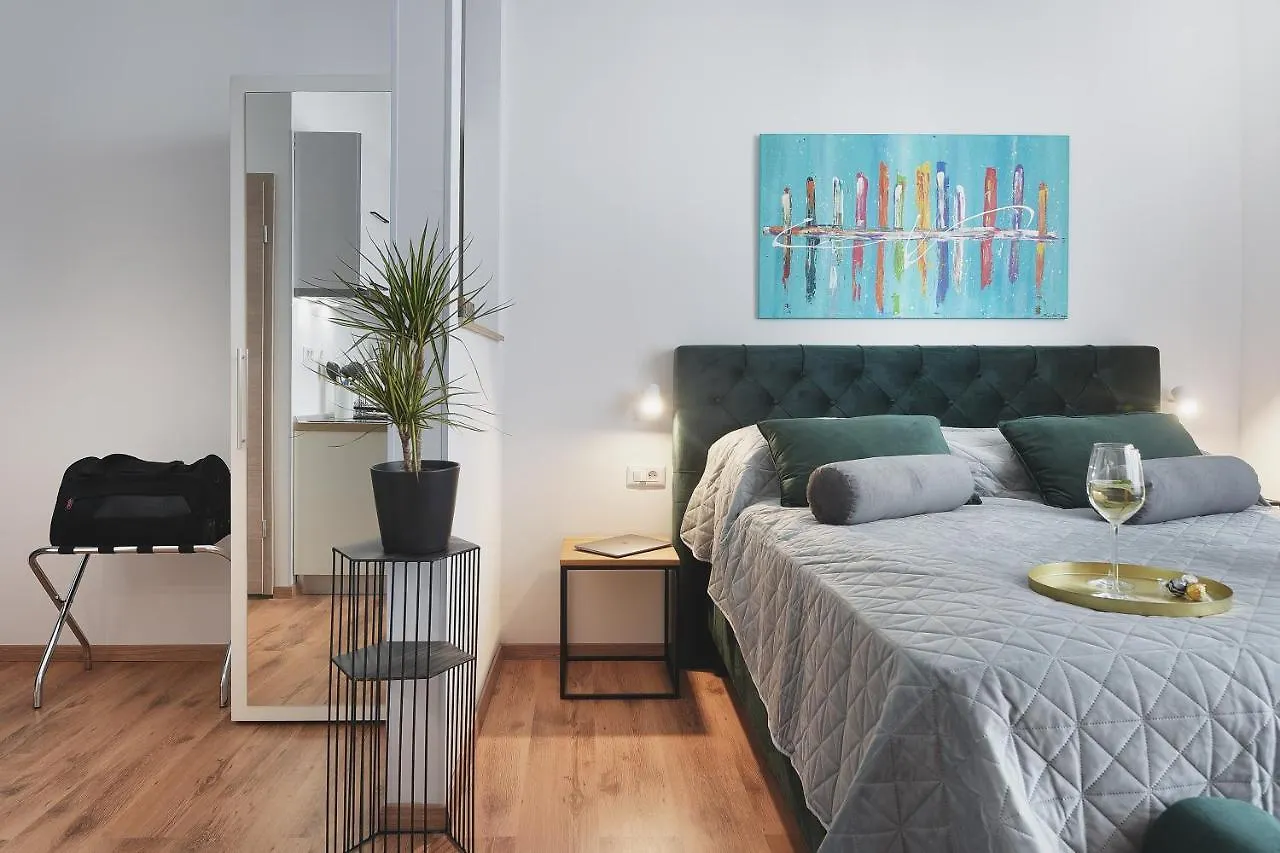 بولا Emi Luxury Apartments