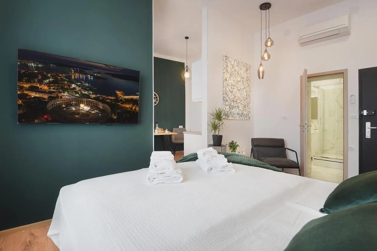 Emi Luxury Apartments Пула